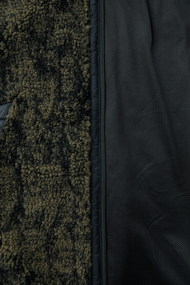 ROA EWE (로아 이웨) 퍼리 재킷은 부드러운 촉감의 플리스와 페이크퍼 소재를 사용하여 가을, 겨울철 따뜻함을 선사하는 오버핏 플리스 재킷입니다. 하이넥 디자인과 밴딩 소매, 지퍼 포켓, 로고 자수 디테일이 돋보이며, 뛰어난 보온성과 방풍 기능으로 편안한 착용감을 제공합니다. 블랙 컬러의 무지 디자인으로 어떤 스타일에도 쉽게 매치할 수 있으며, 캐주얼, 스포티, 미니멀한 스타일을 연출하기 좋습니다. 산책룩이나 캠핑룩과 같이 활동적인 상황에서도 활용하기 좋은 데일리 아우터입니다. 크롭 기장으로 트렌디함을 더했습니다.
