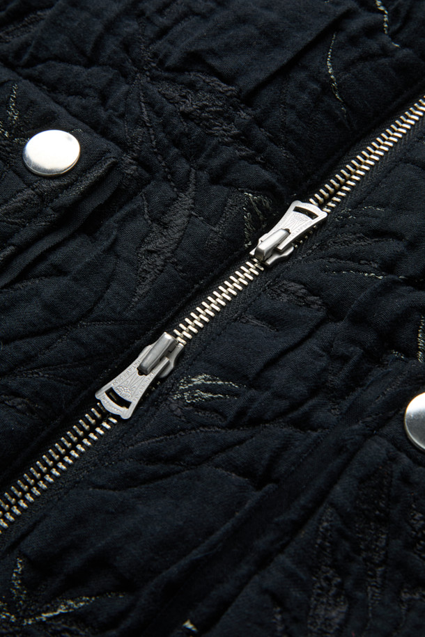 MIDTHINGS(미드띵스) 자카드 재킷은 유니크한 스타일을 추구하는 당신을 위한 아이템입니다. 블랙 컬러의 루즈핏 자켓으로, 봄, 가을에 어울리는 두꺼운 두께감과 부드러운 촉감이 특징입니다. 플라워 자카드 무늬가 돋보이며, 3중 구조 자카드 소재와 볼륨감 있는 실루엣이 세련된 룩을 연출합니다. 지퍼 여밈 방식과 이중 구조 프론트 포켓, 사이드 도트 버튼, WALDES(왈데스) 지퍼, 조개 버튼 장식 등의 디테일이 돋보이며, 모임룩이나 데이트룩과 같은 TPO(Time, Place, Occasion)에 클래식하고 시크하게 연출하기 좋습니다. 크롭 기장의 긴소매 자켓으로 다양한 스타일링에 활용해보세요.
