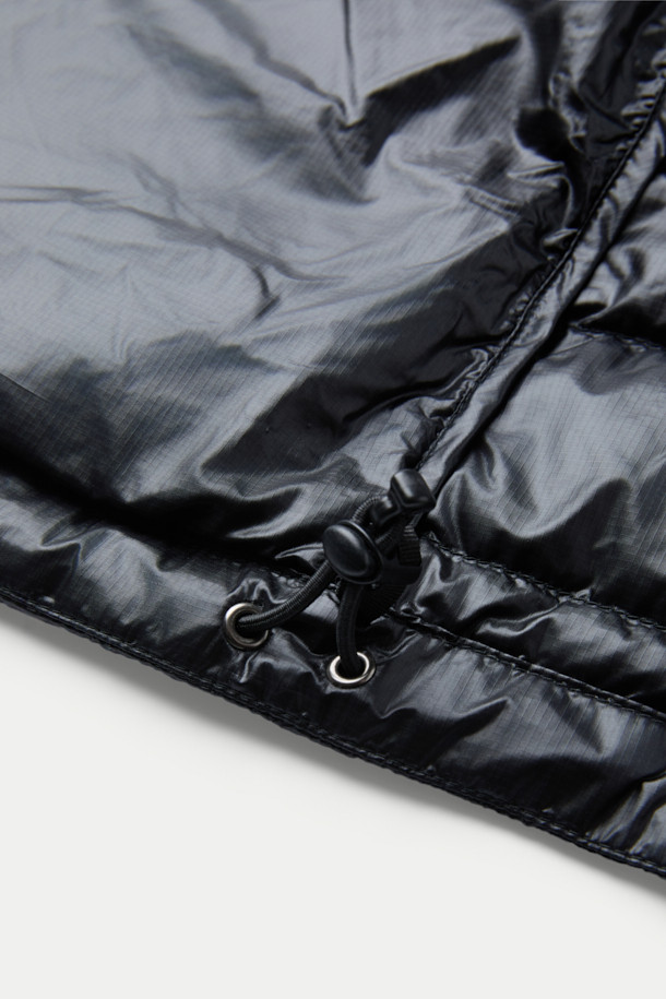 NANGA(낭가) 울티라이트 다운 파카 패커블은 겨울철 아웃도어 활동과 여행에 적합한 남녀 공용 다운 파카입니다. 슬림핏으로 제작되었으며, 블랙 색상에 무지 패턴으로 어떤 스타일에도 잘 어울립니다. 보온성이 뛰어나고 경량 소재를 사용하여 휴대성이 용이하며, 패커블 기능으로 간편하게 보관할 수 있습니다. 퀼팅 디테일과 후드가 디자인되어 스포티하면서도 캐주얼한 매력을 더하며, 리사이클 소재를 사용하여 환경까지 생각했습니다. 여행룩, 캠핑룩, 등산룩 등 다양한 TPO에 활용 가능하며, 미니멀한 스타일을 연출하기 좋습니다.
