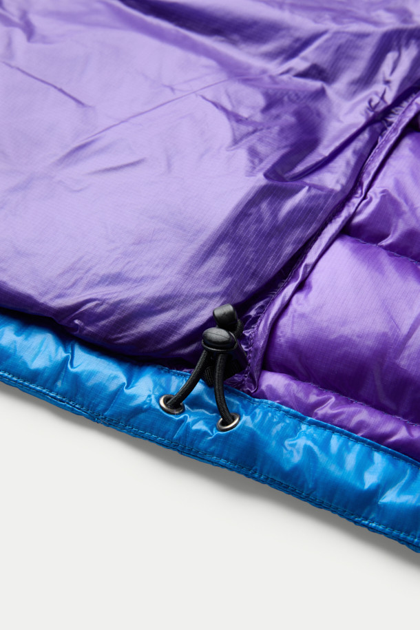 NANGA (난가) 울티라이트 다운 파카 패커블은 겨울철 아웃도어 활동과 여행에 적합한 다운 파카입니다. 블루와 퍼플 두 가지 색상으로 제공되며, 스포티하고 캐주얼한 스타일을 연출합니다. 가볍고 휴대성이 뛰어난 패커블 타입으로, 퀼팅 디테일과 부드러운 촉감이 특징입니다. 레귤러핏에 긴 소매 기장, 집업 여밈 방식으로 제작되었으며, 보온 기능과 안감 다운으로 추운 날씨에도 따뜻함을 유지해 줍니다. 여행룩과 캠핑룩, 미니멀한 스타일을 즐기는 분들께 추천합니다.
