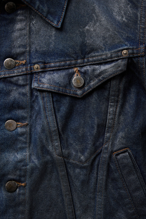 NVRFRGT(엔브이에프알지티) 3D 트러커 재킷은 남성용 아우터로, 봄, 가을에 착용하기 좋은 두꺼운 데님 소재의 트러커 자켓입니다. 인디고 컬러의 무지 디자인에 14oz 불규칙 방적사 원단, 곡선형 솔기 라인, 레이싱 웨어 스타일, 다크 페이드 워싱, 래스터 코팅 가공, 클리어 코팅 마감 등의 특징을 더했습니다. 레귤러핏으로 제작되었으며, 버튼 여밈 방식과 크롭 기장으로 캐주얼, 스트릿, 미니멀 스타일 연출에 적합합니다. 데이트룩과 모임룩에 활용하여 개성 있는 스타일을 완성할 수 있습니다.
