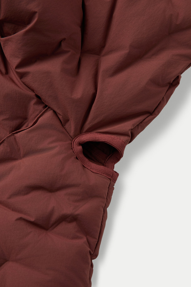 CMF 우븐 다운 후디는 CMF WOVEN 직조 기술을 적용하여 보온성과 내구성을 극대화한 다운 점퍼입니다. 다운 90%, 페더 10% (700FP)의 충전재로 제작되어 가볍고 따뜻하며, 다운 쏠림과 뭉침을 방지하여 쾌적한 착용감을 제공합니다. 오버핏, 크롭 기장으로 트렌디한 스타일을 연출하며, 사선 포켓과 집업 여밈 방식으로 실용성을 더했습니다. 브라운 컬러의 무지 디자인으로, 여행룩, 캠핑룩, 캐주얼, 미니멀, 고프코어 스타일 등 다양한 스타일에 활용하기 좋습니다. 겨울철 데일리 아우터로 추천합니다.
