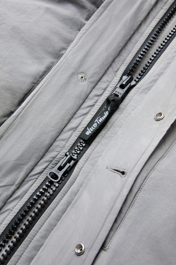 INNAT(인낫) x WILD THINGS(와일드 띵스) 가먼트 다이드 마칼루 다운은 일상과 아웃도어 활동 모두에 적합한 남녀 공용 다운점퍼입니다. 톤 다운된 그레이 컬러와 캐주얼, 아웃도어 스타일을 결합하여 다양한 룩에 활용하기 좋습니다. 면, 나일론 혼방 소재로 제작되었으며, 덕다운 80%, 페더 20% 충전재로 뛰어난 보온성을 제공합니다. 2-WAY 후드, WILD CAT 로고, 게임 포켓 등의 디테일과 피그먼트 염색 가공으로 빈티지한 텍스처를 더했습니다. 스냅버튼 밑단 조절 기능으로 사이즈 조절이 가능하며, 겨울철 여행, 캠핑, 등산 시 따뜻하고 스타일리시하게 연출할 수 있습니다.
