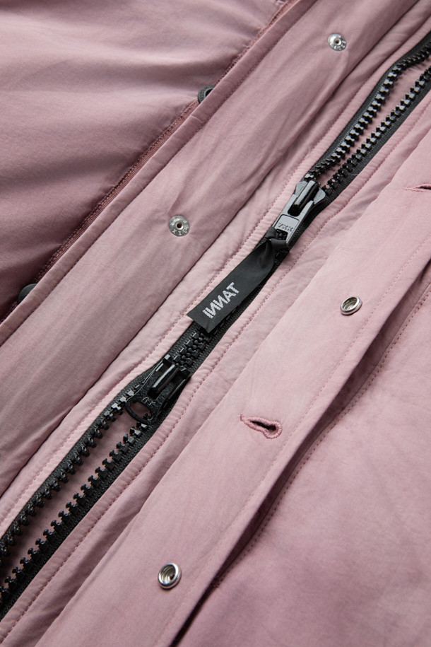 INNAT (이낫) x WILD THINGS (와일드 띵스) 가먼트 다이드 마칼루 다운은 캐주얼과 클래식 스타일을 아우르는 숏패딩입니다. 핑크 컬러의 무지 디자인으로, 겨울철 일상룩과 여행, 캠핑룩에 잘 어울립니다. 오버핏으로 편안한 착용감을 선사하며, 면, 나일론, 덕다운 소재를 사용하여 보온성을 높였습니다. 후드 2-WAY 타입으로 후드 수납이 가능하며, 스냅 버튼으로 길이 조절이 가능합니다. 피그먼트 염색 가공과 빈티지한 텍스처, 브랜드 로고 자수, 게임 포켓 적용이 돋보이는 제품입니다.
