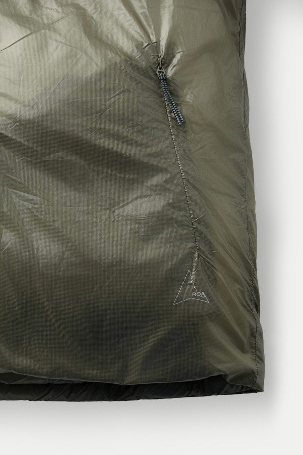 ROA 스무스 다운 재킷은 일상, 아웃도어 활동은 물론 여행, 캠핑, 등산 등 다양한 TPO에 활용 가능한 다운 자켓입니다. 카키와 올리브 두 가지 색상으로 출시되었으며, 스포티, 캐주얼, 고프코어 스타일을 모두 소화할 수 있습니다. 보온, 경량, 방풍 기능은 물론 친환경 충전재 Comfortemp® Ecodown과 재활용 PET 섬유 기반의 소재를 사용하여 기능성과 친환경성을 동시에 잡았습니다. 초경량 27g 마이크로 립스탑 나일론 소재와 부드러운 촉감을 자랑하며, 크롭 기장의 박시핏과 루즈핏으로 편안한 착용감을 선사합니다. 히든 지퍼 포켓, 조절 가능한 후드, 밑단/소매 밴딩 디테일이 돋보이는 숏패딩으로, 겨울철 스타일리시한 연출을 완성해보세요.
