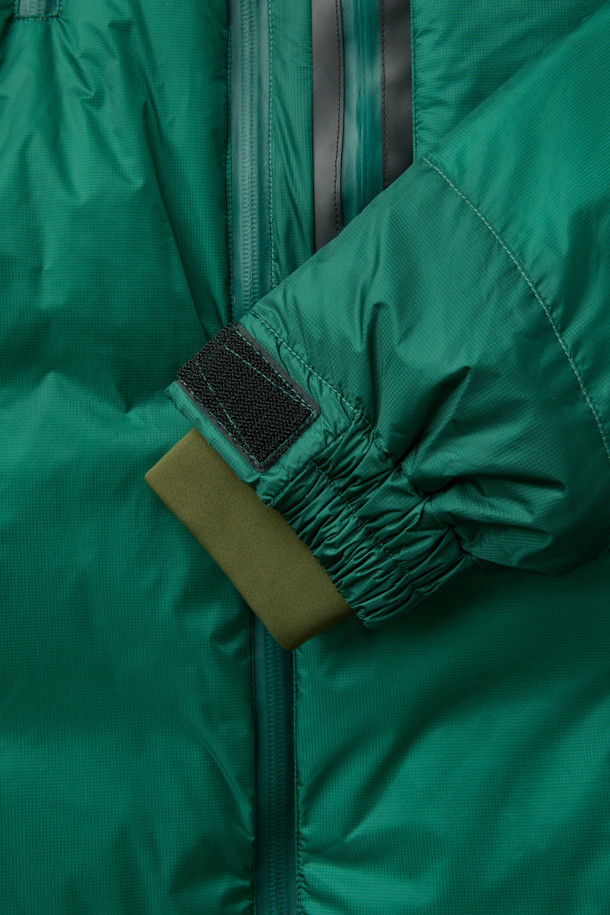 NANGA(난가) 오로라 텍스 라이트 스탠드 칼라 다운 재킷 MIKAMI는 일상과 아웃도어 활동 모두에 적합한 남녀 공용 다운 재킷입니다. 방풍 기능과 보온성을 갖춘 두꺼운 두께감의 이 제품은 겨울철 추위로부터 몸을 보호하며, 부드러운 촉감의 나일론 소재를 사용하여 편안한 착용감을 제공합니다. 후드 탈부착, 드래프트 튜브, 가슴 포켓, 그리고 KARUISHI 소재와 이중 다운 레이어 적용으로 기능성을 높였습니다. 스포티, 캐주얼, 고프코어 스타일을 아우르며 여행, 캠핑, 등산 등 다양한 TPO에 활용 가능합니다. 그린 컬러의 무지 디자인으로 어떤 스타일에도 쉽게 매치할 수 있습니다.
