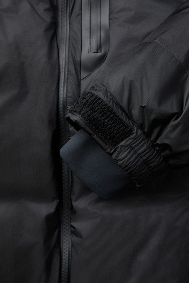 NANGA(난가) 오로라 텍스 라이트 스탠드 칼라 다운 재킷 MIKAMI는 일상과 아웃도어 활동 모두에 적합한 남녀 공용 겨울 다운 재킷입니다. 스포티하고 캐주얼한 무드의 무지 디자인에 레귤러 핏으로 제작되었으며, 두꺼운 두께감의 나일론 소재로 부드러운 촉감을 선사합니다. 150g SPDX 다운 충전재와 이중 다운 레이어를 적용하여 뛰어난 보온성과 방풍 기능을 제공하며, KARUISHI 소재를 사용한 소매 끝단과 칼라 안감이 특징입니다. 가슴 포켓 디자인과 직조 라벨 부착으로 실용성을 더했으며, 캠핑룩, 스포티, 캐주얼, 미니멀 스타일을 연출하기 좋습니다.
