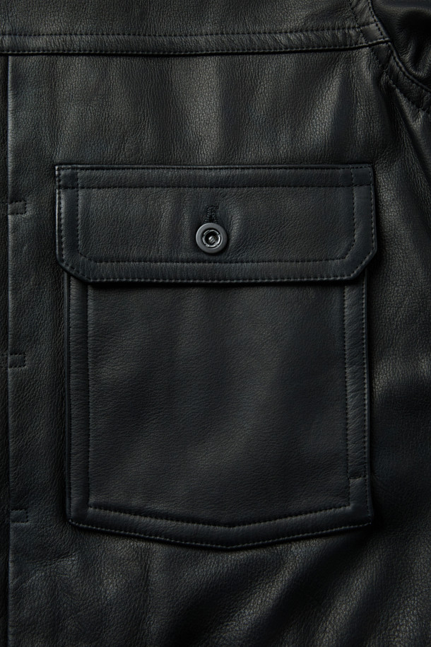 A 레더 트러커 재킷은 시크하고 세련된 스타일을 연출하는 블랙 컬러의 소가죽 재킷입니다. 봄, 가을 시즌에 적합하며, 루즈핏 크롭 기장으로 모던하면서도 클래식한 분위기를 자아냅니다. 버튼 여밈 방식과 포켓 디테일이 돋보이며, 레이온과 큐프라 안감으로 편안한 착용감을 선사합니다. 데이트룩, 모임룩, 출근룩 등 다양한 TPO에 활용 가능한 미니멀한 디자인의 아이템입니다.
