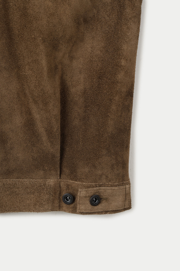 A LEATHER(레더) 스웨이드 트러커 재킷은 클래식하고 우아한 스타일을 연출하는 아우터입니다. 카멜과 블랙 두 가지 색상으로 출시되어, 데이트룩과 모임룩에 잘 어울리는 아이템입니다. 부드러운 촉감의 소가죽 스웨이드 소재로 제작되었으며, 히메지 태닝 및 염색 가죽을 사용하여 자연스러운 에이징을 경험할 수 있습니다. 루즈핏 크롭 기장으로, 미니멀하고 시크한 스타일을 완성하며 레이어드 연출에도 용이합니다. 버튼 여밈 방식의 긴 소매 트러커 재킷으로, 다양한 스타일을 연출해보세요.
