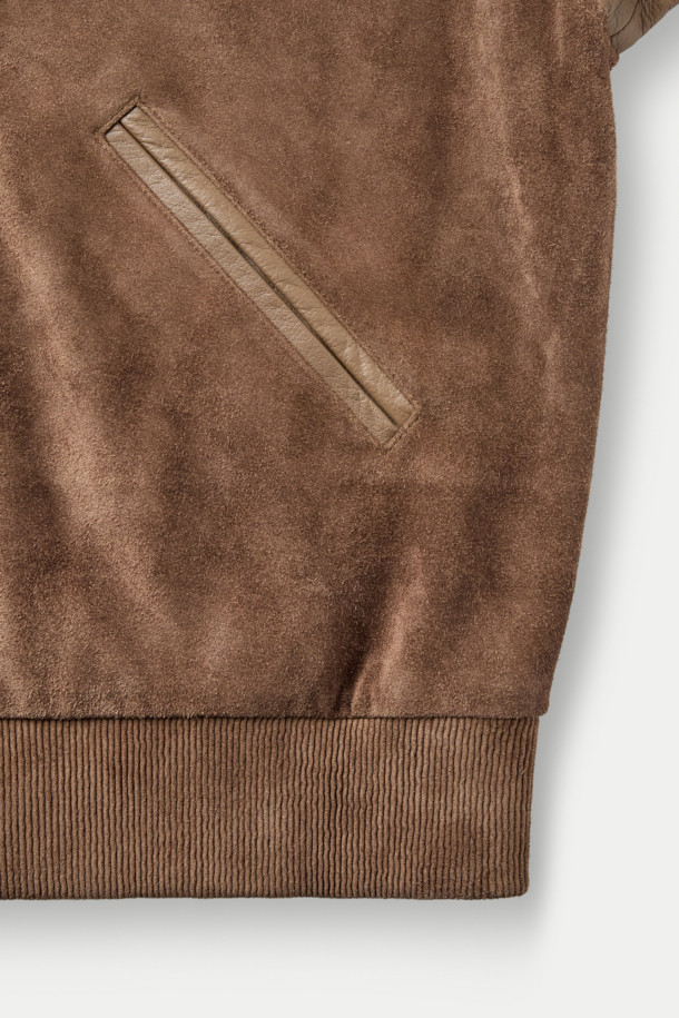 A LEATHER 어워드 재킷은 남성용 아우터로, 가을과 겨울에 착용하기 좋은 두꺼운 두께감의 클래식 스타일 어워드 재킷입니다. 브라운 컬러의 소가죽과 레이온, 면 소재를 사용하여 부드러운 촉감을 선사하며, 긴 소매와 루즈핏으로 편안한 착용감을 제공합니다. 소매 볼륨감과 가죽 립 디테일, 입체적인 실루엣이 특징이며, 데이트룩, 모임룩, 비즈니스 캐주얼에 활용하기 좋습니다. 버튼 여밈 방식과 무지 패턴으로 미니멀하고 시크한 스타일을 연출할 수 있습니다.
