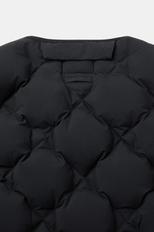 CMF 우븐 다운 베스트는 가을, 겨울철 일상과 출퇴근, 여행 시에 활용하기 좋은 다운 베스트입니다. CMF WOVEN 기술을 적용하여 다운팩 없이 다운 90%, 페더 10% (700FP)의 충전재를 다운 본딩 처리하여 보온성과 경량성을 동시에 잡았습니다. 미니멀한 스타일의 무지 디자인에 레귤러핏으로 제작되었으며, 집업 스타일과 크롭 기장, 민소매 디자인이 특징입니다. 블랙 색상으로 출시되어 다양한 룩에 매치하기 용이하며, 사선 포켓이 실용성을 더합니다.
