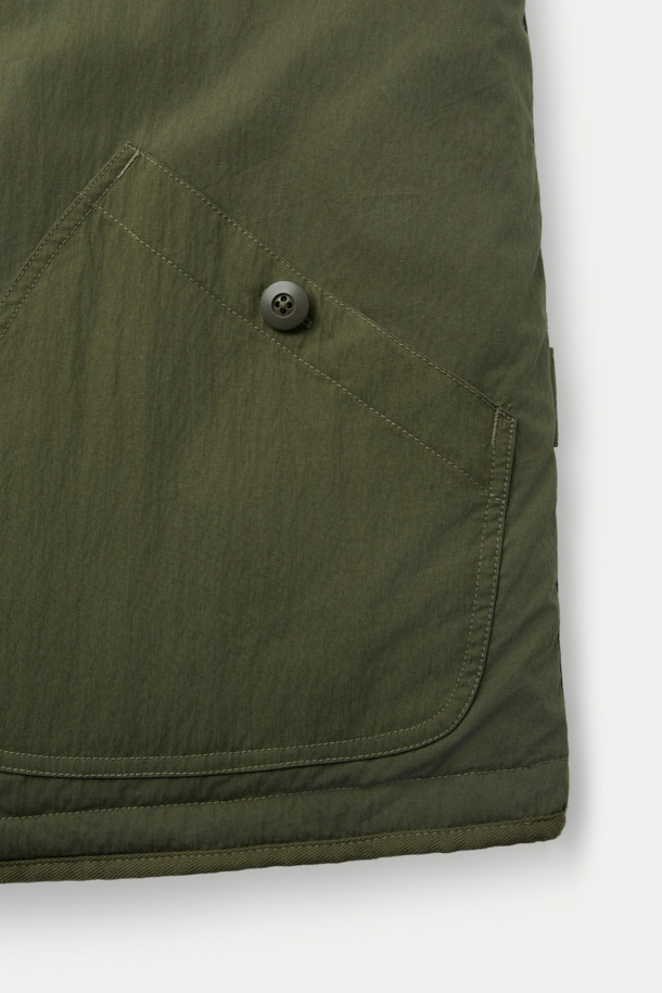 SAGE DE CRET (세이지 드 크레) 리버서블 라이너 타입 베스트는 가을, 겨울 시즌 남성 데일리룩, 산책룩, 여행룩에 적합한 아우터입니다. 올리브와 블랙 두 가지 색상으로 출시되었으며, 워크웨어, 미니멀, 클래식 스타일을 모두 아우르는 디자인입니다. 면과 나일론 혼방의 두꺼운 소재로 제작되어 부드러운 촉감과 누빔 안감이 특징이며, 발수 기능을 갖추었습니다. 리버서블 디자인으로 다양한 연출이 가능하며, 오버핏으로 편안하게 착용할 수 있습니다. 집업 여밈 방식에 크롭 기장으로 워크웨어 스타일 포켓, 싱글 웰트 포켓, 엘라스틱 밴드 디테일이 돋보입니다.
