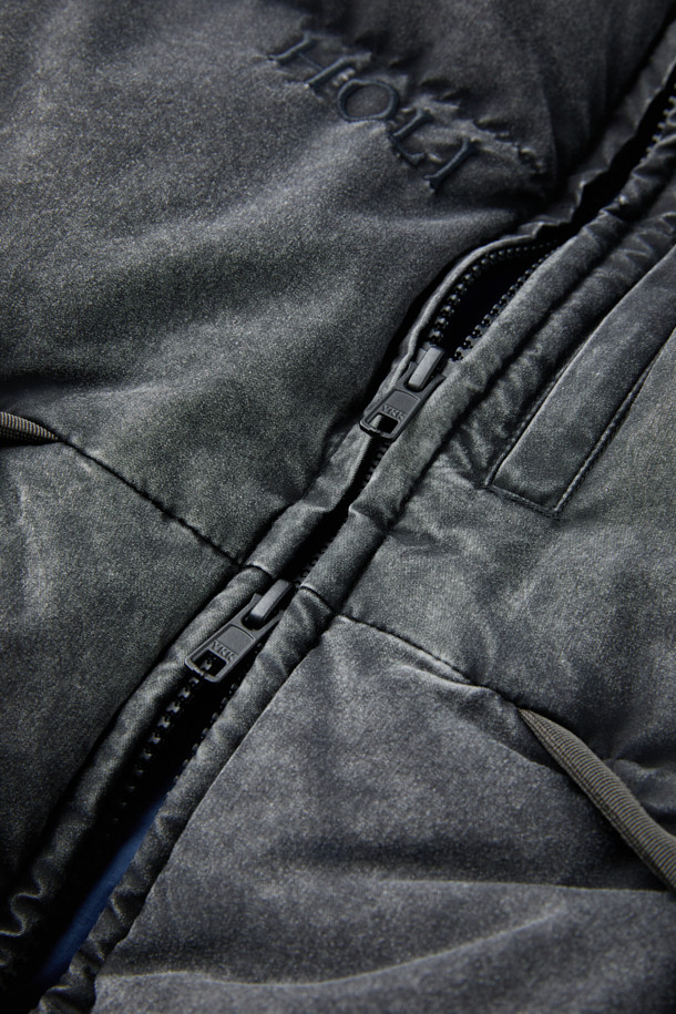 NANGA(난가) 알라야 다운 베스트는 일상생활과 실내외에서 모두 활용 가능한 베이직 스타일의 다운 베스트입니다. 180g의 리사이클 다운 충전재를 사용하여 뛰어난 보온성을 제공하며, 가볍게 착용할 수 있어 편안합니다. 레귤러핏으로 제작되었으며, 무지 디자인의 그레이 컬러로 다양한 출근룩과 여행룩에 미니멀, 캐주얼, 클래식 스타일을 더할 수 있습니다. 집업 스타일로 간편하게 착용 가능하며, 폴리에스터 안감으로 마감되었습니다. 겨울철, 경량 보온을 위한 실용적인 선택입니다.
