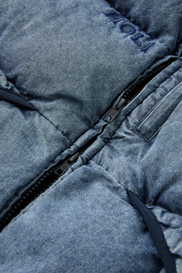 NANGA (난가) 알라야 다운 베스트는 겨울철 보온성을 책임지는 남성용 다운 베스트입니다. 네이비 색상에 무지 디자인으로, 출근룩이나 여행룩 등 다양한 TPO에 활용하기 좋습니다. 180g 리사이클 다운 충전재를 사용하여 가볍지만 뛰어난 보온성을 제공하며, 부드러운 촉감의 폴리에스터 안감으로 편안한 착용감을 선사합니다. 집업 스타일의 레귤러핏으로 미니멀, 클래식, 캐주얼 등 어떤 스타일에도 잘 어울립니다. 일상과 실내외 활동 모두에서 활용 가능한 실용적인 아이템입니다.
