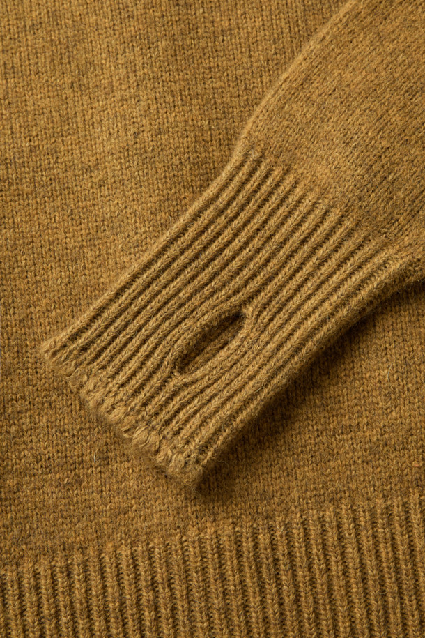 MIDTHINGS(미드띵스) 버드 패치 가디건은 가을, 겨울 시즌에 어울리는 여성 상의 니트/스웨터입니다. 머스타드와 브라운 두 가지 색상으로 만나볼 수 있으며, 캐주얼하고 베이직한 스타일을 연출합니다. 울과 코튼 혼방 소재로 제작되어 따뜻하고 포근하며, 루즈핏과 크롭 기장으로 편안한 착용감을 선사합니다. 엄지 홀 디테일과 볼륨감 있는 소매, 천연 조개 버튼, 패치 디자인이 돋보이며, 데이트룩, 모임룩, 캐주얼, 클래식, 미니멀 스타일 모두 소화 가능합니다.
