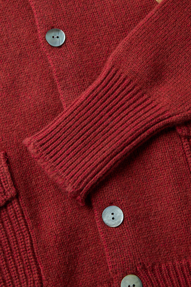 MIDTHINGS(미드띵스) 버드 패치 가디건은 가을, 겨울 시즌에 어울리는 루즈핏 니트 가디건입니다. 울과 코튼 혼방 소재로 제작되어 두께감이 느껴지며, 까끌거리는 촉감이 특징입니다. 라운드넥 디자인에 엄지홀 디테일, 볼륨감 있는 소매가 돋보이며, 천연 조개 버튼과 짧은 기장감으로 클래식하고 페미닌한 무드를 연출합니다. 버건디와 레드의 두 가지 색상으로 출시되어 데이트룩, 모임룩, 연말 모임룩 등 다양한 TPO에 활용 가능하며, 미니멀, 캐주얼 스타일을 즐겨 입는 분들께 추천합니다.
