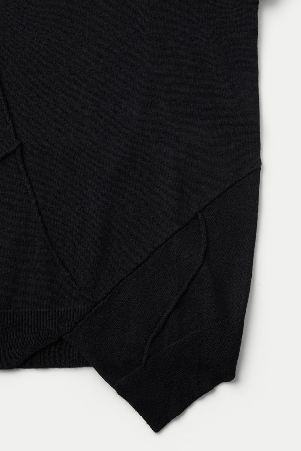 CHIAHUNG SU (치아홍 수) 핸드 다이드 캐시미어 터틀넥은 부드러운 촉감의 캐시미어 소재로 제작되어 가을, 겨울 시즌에 따뜻함을 선사합니다. 블랙 컬러의 무지 디자인으로 모던하고 미니멀한 스타일을 연출하며, 핸드 다잉 기법으로 섬세함을 더했습니다. 출근룩, 오피스룩, 모임룩 등 다양한 TPO에 활용 가능하며, 클래식, 미니멀, 시크한 스타일을 완성합니다. 긴 소매와 터틀넥 디자인은 세련된 분위기를 자아냅니다.
