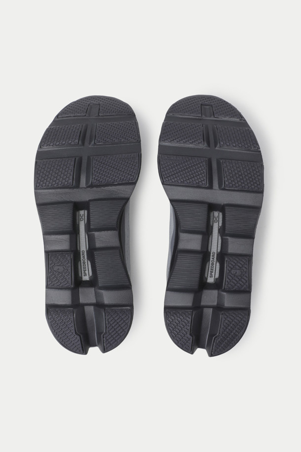 온 러닝 클라우드몬스터는 남성용 운동화로, 러닝과 일상생활 모두에 적합합니다. 그레이와 블랙 두 가지 색상으로 출시되었으며, 3cm 통굽 디자인이 특징입니다. CloudTec® 쿠셔닝, Helion™ 슈퍼폼, Speedboard® 기술을 적용하여 편안함과 추진력을 제공하며, 발의 포워드 롤링 모션을 돕습니다. 스포티, 미니멀, 캐주얼 스타일을 연출하며, 러닝룩과 산책룩에 잘 어울립니다. 무게는 550g입니다.
