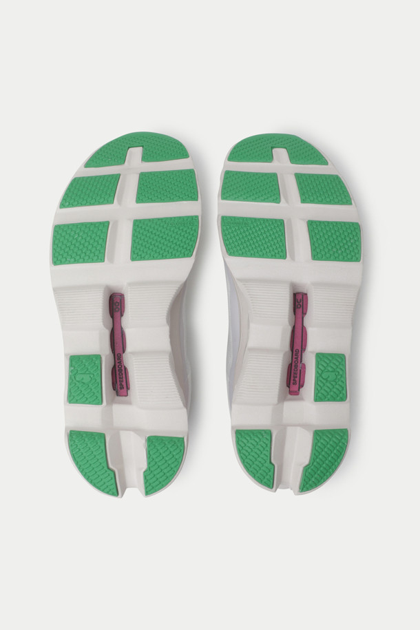 온러닝 클라우드몬스터는 남성 러너를 위한 스포티하고 미니멀한 디자인의 러닝화입니다. 화이트, 블랙, 레드의 세 가지 색상으로 출시되었으며, 사계절 러닝 및 데일리 착용에 적합합니다. 굽 높이는 3cm이며, CloudTec® 쿠셔닝과 Helion™ 슈퍼폼, Speedboard®가 적용되어 뛰어난 쿠셔닝, 반발력, 충격 흡수 기능을 제공합니다. 또한, 포워드 롤링 모션으로 더욱 편안한 러닝 경험을 선사하며, 무게는 약 550g입니다. 러닝룩을 위한 완벽한 선택입니다.
