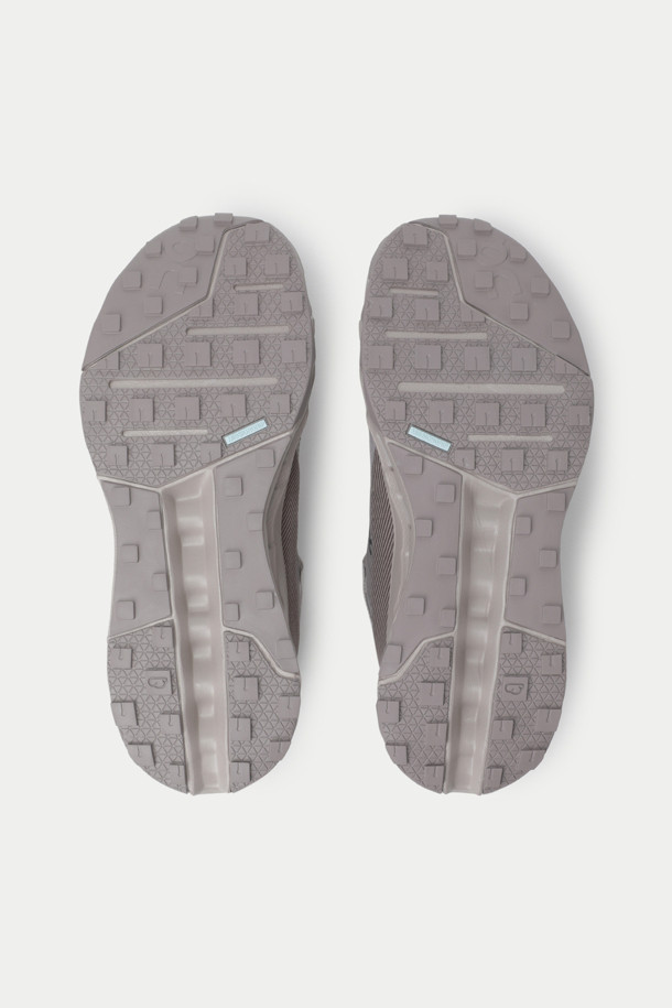 온 런닝 클라우드호라이즌은 러닝과 운동을 위한 남성용 러닝화입니다. 그레이 컬러의 무지 디자인으로, 폴리에스터와 나일론 소재를 사용하여 사계절 내내 착용할 수 있습니다. 라운드 앞코에 4cm 굽 높이의 플랫 타입으로 제작되었으며, 끈으로 조절하여 편안하게 신을 수 있습니다. 로우탑 디자인의 스포티, 미니멀, 캐주얼 스타일을 연출할 수 있습니다. CloudTec 쿠셔닝, Speedboard 추진력, Helion 슈퍼폼 기술을 통해 충격 흡수와 경량성을 제공합니다.
