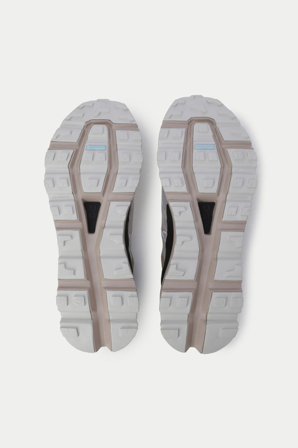 온 러닝 클라우드비스타는 남성용 운동화로, 러닝과 트레일러닝에 적합합니다. 화이트, 베이지, 블랙 세 가지 색상으로 출시되었으며, 사계절 모두 착용 가능합니다. 텍스타일, 합성소재, 고무를 사용하여 제작되었으며, CloudTec® 기술, Helion™ 슈퍼폼 쿠셔닝, Speedboard® 설계로 편안함과 기능성을 모두 갖췄습니다. 미션그립™ 아웃솔은 트레일 러닝 시 접지력을 향상시키며, 초경량 어퍼 디자인과 280g의 가벼운 무게로 활동성을 높였습니다. 스포티하고 미니멀한 디자인으로 러닝룩, 산책룩 등 다양한 스타일을 연출할 수 있습니다.
