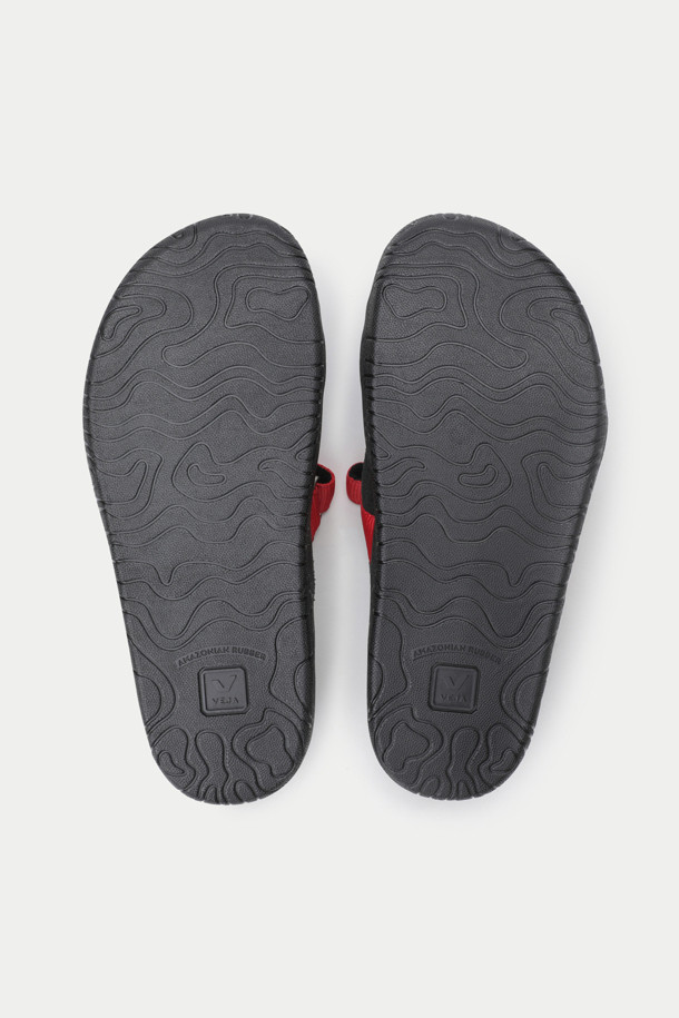 HOMECORE X VEJA 샌들은 남성용 샌들로, 여름철 일상에서 편안하게 착용하기 좋습니다. 블랙, 레드, 블루 세 가지 색상으로 출시되었으며, 오픈토 디자인과 스트랩 여밈, 플랫 굽으로 편안함을 강조했습니다. 스웨이드, 고무, 폴리에스테르 등 다양한 소재를 사용하여 제작되었으며, 가죽 안감으로 고급스러움을 더했습니다. 발의 형태를 자연스럽게 따라가는 디자인과 사이즈 조절 기능, 친환경 소재 사용으로 실용성과 스타일을 모두 갖춘, 캐주얼 및 스트릿 스타일을 즐기는 분들께 추천하는 제품입니다. 동네 마실룩, 휴가룩, 여행룩 등 다양한 TPO에 활용할 수 있습니다. 무지 패턴으로 미니멀한 스타일을 연출하기에도 좋습니다.
