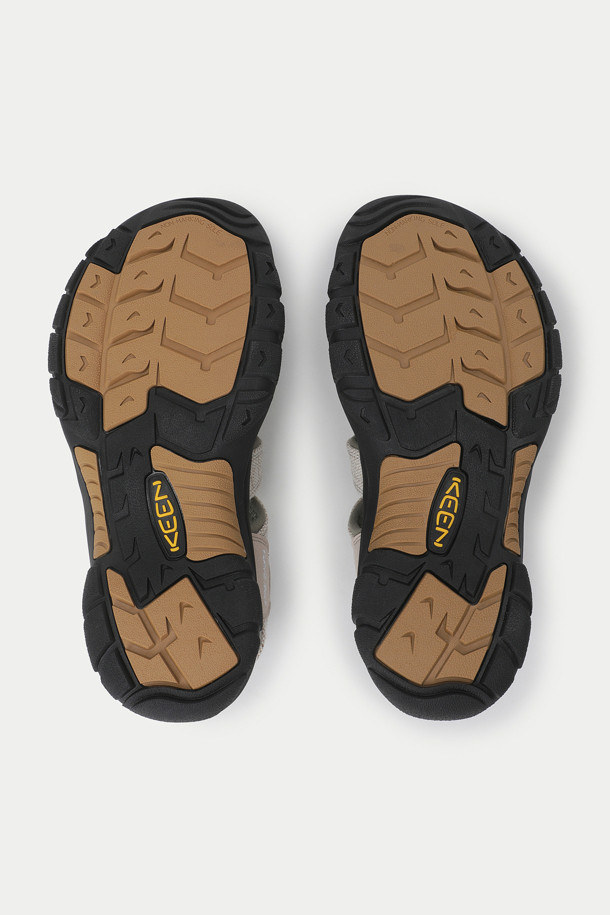 킨 X 그래미치 뉴포트 레트로 남성 샌들은 일상 및 아웃도어 활동에 적합한 여름 신발입니다. 라운드 앞코 디자인에 폴리에스터, 고무, 소가죽을 사용하여 제작되었으며, 통기성이 뛰어난 안감으로 쾌적한 착용감을 제공합니다. LWG 인증을 받은 친환경 천연 소가죽과 ANTI-ODOR 안감으로 냄새를 효과적으로 제거하며, 전방위 접지 강화 고무 밑창과 TOE-CAP 기술이 발을 보호합니다. 여행, 휴가, 산책 시 캐주얼, 고프코어, 미니멀 스타일을 연출하기 좋습니다. 향균 기능과 우수한 접지력으로 편안하고 활동적인 여름을 즐겨보세요.
