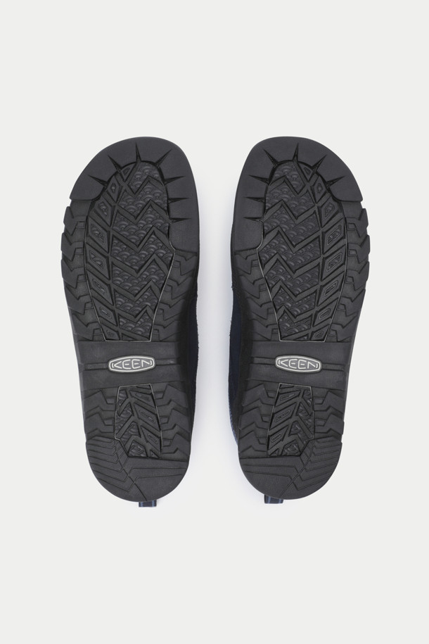 KEEN(킨) 재스퍼 "ROCKS" SP는 네이비, 블랙, 그레이 3가지 색상으로 출시된 남성용 운동화입니다. 클라이밍 및 일상용으로 적합하며, 봄, 여름, 가을 계절에 착용하기 좋습니다. 라운드 앞코에 플랫 굽, 번지레이스 신발 끈으로 편안한 착용감을 제공합니다. 가죽과 패브릭 소재를 사용하여, 산책룩과 출근룩 등 다양한 TPO에 캐주얼, 미니멀, 클래식 스타일로 연출할 수 있습니다. 환경 친화적 가공 가죽, 토 범퍼 디자인, 친환경 탈취 처리, 인체공학적 설계로 소취 기능과 발가락 보호 기능까지 갖춘 실용적인 제품입니다.
