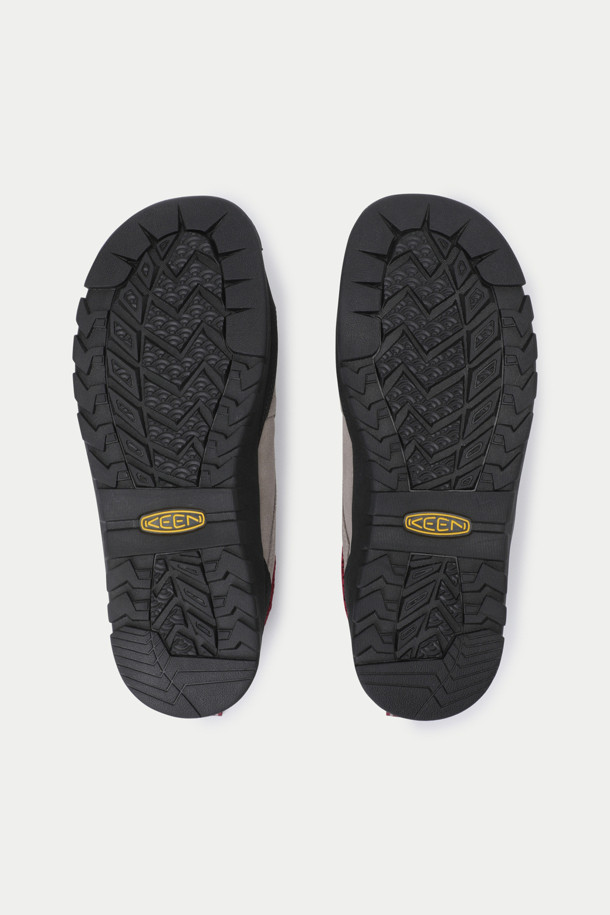 KEEN JASPER "ROCKS" SP는 남성용 신발로, 일상 및 클라이밍 활동에 적합합니다. 그레이, 버건디, 블랙 세 가지 색상으로 출시되었으며, 라운드 앞코에 가죽 소재를 사용하여 고급스러움을 더했습니다. 번지 레이스 형식으로 편안하게 착용 가능하며 로우탑 디자인으로 활동성을 높였습니다. 환경 친화적 가공 가죽, 토 범퍼 디자인, 친환경 탈취 처리, 인체공학적 설계 등 다양한 특징을 갖춘 산책룩, 캐주얼, 미니멀, 클래식 스타일에 어울리는 신발입니다.
