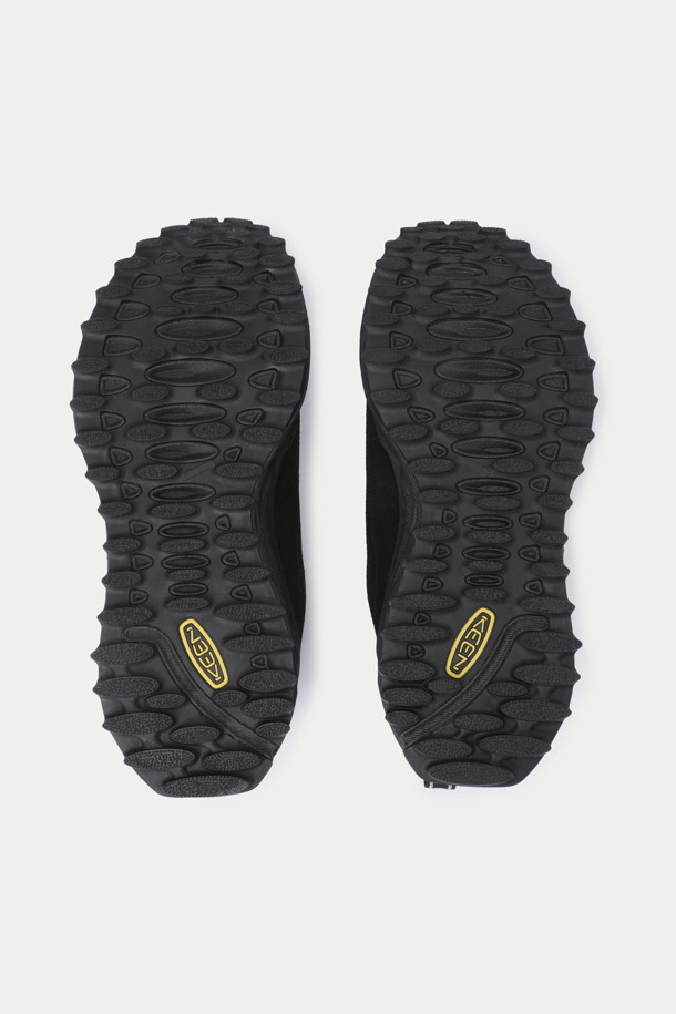 KEEN (킨) 재스퍼 자이오닉은 하이킹과 일상생활 모두에 적합한 남성용 하이킹화입니다. 블랙 컬러의 스웨이드와 가죽 소재로 제작되었으며, 라운드 앞코와 끈으로 여미는 디자인이 특징입니다. 사계절 모두 착용 가능하며, 고프코어, 캐주얼, 미니멀 스타일을 즐기는 분들께 추천합니다. 친환경 소재와 발가락 보호를 위한 토 범퍼 디자인, 인체공학적 설계, 탈취 기능, 그리고 경량 및 소취 기능까지 갖춰 활동성과 편안함을 동시에 제공합니다. 등산룩, 산책룩, 여행룩 등 다양한 TPO에 활용할 수 있습니다.
