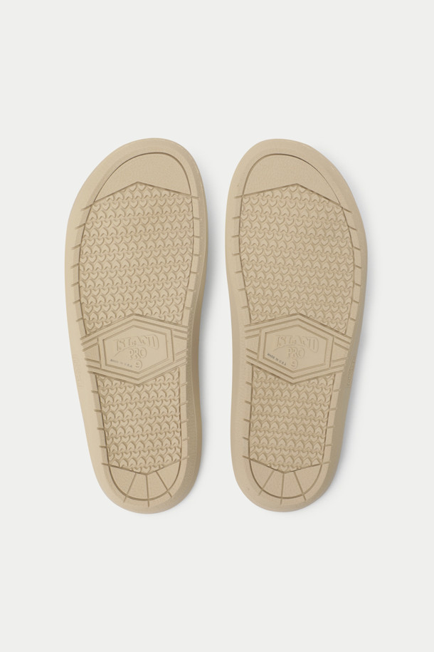 클래식 스웨이드 남성 슬리퍼는 미니멀, 클래식, 캐주얼 스타일을 추구하는 분들을 위한 아이템입니다. 봄, 여름 시즌 일상에서 편안하게 착용하기 좋으며, 동네 마실룩, 휴가룩, 여행룩 등 다양한 TPO에 활용할 수 있습니다. 프리미엄 스웨이드 소재와 Island Pro® 고무 아웃솔을 사용하여 부드러운 착용감과 뛰어난 내구성을 제공합니다. 발을 편안하게 지지하는 아치 지지대, 힐 컵, 외측 윤곽 설계가 특징이며, 굽 높이는 2cm 플랫 디자인입니다. 오픈형 디자인의 무지 슬리퍼로 어떤 스타일에도 쉽게 매치할 수 있습니다.
