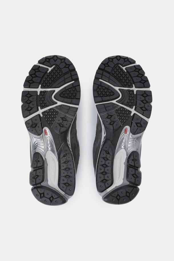 뉴 발란스 2002는 남성용 신발로, 러닝과 일상생활 모두에 적합합니다. 그레이 컬러의 라운드 앞코 디자인에 피그스킨 스웨이드와 메쉬 소재를 사용하여 봄, 여름, 가을 계절에 착용하기 좋습니다. 4cm 통굽으로 제작되었으며, 레트로 무드의 실루엣이 특징입니다. Acteva lite 미드솔, N-ergy 아웃솔, Stability Web 적용, 중족부 지지력, 충격 흡수 기능을 통해 편안함과 내구성을 제공합니다. 끈으로 여미는 로우탑 스타일의 무지 스니커즈로, 레트로, 캐주얼, 미니멀 스타일을 즐기는 분들께 추천합니다.
