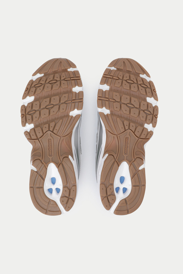 뉴발란스 U740은 봄, 여름, 가을 계절에 러닝과 일상에서 활용하기 좋은 남성 운동화입니다. 화이트와 그레이 컬러의 무지 디자인으로, 라운드 앞코와 끈으로 여미는 로우탑 스타일을 갖췄습니다. 4.5cm 굽높이의 운동화창이 편안한 착용감을 제공하며, ABZORB SBS 쿠셔닝과 충격 흡수 기능으로 활동성을 높였습니다. 투톤 컬러 메쉬와 오버레이 디자인, 반사 디테일이 스포티, 캐주얼, 미니멀한 러닝룩, 산책룩, 동네 마실룩을 연출합니다. 
