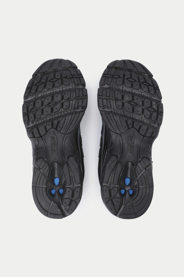 뉴발란스 U740은 남성용 운동화로, 러닝과 일상생활에서 모두 활용 가능한 제품입니다. 블랙 컬러의 무지 디자인에 라운드 앞코, 끈 타입으로 클래식한 매력을 더했습니다. 4.5cm 통굽으로 제작되어 안정적인 착화감을 제공하며, 메쉬와 합성소재를 사용하여 사계절 내내 쾌적하게 착용할 수 있습니다. ABZORB SBS 쿠셔닝과 충격 흡수 기능, 재귀반사 디테일이 적용되어 활동적인 라이프스타일에 적합하며, 스포티, 미니멀, 캐주얼 스타일을 연출하기 좋습니다.
