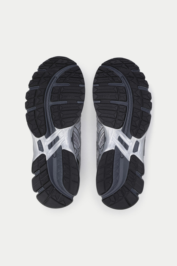 아식스 젤-카야노 20은 남성용 운동화로, 러닝과 일상생활 모두에 적합한 신발입니다. 그레이와 실버 색상의 조화가 세련된 디자인을 연출하며, 라운드 앞코에 합성가죽과 메쉬 소재를 사용하여 편안함과 내구성을 높였습니다. 4.5cm 통굽 디자인과 끈으로 여미는 방식은 안정적인 착용감을 제공하며, 젤 쿠셔닝 시스템과 인체공학적 디자인으로 편안한 착용감을 선사합니다. 러닝화 레전드 모델의 라이프스타일 버전으로, 스포티, 캐주얼, 미니멀 스타일을 즐겨 입는 분들께 추천합니다.
