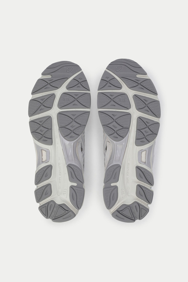 아식스 젤-NYC는 남성용 운동화로, 러닝과 일상생활 모두에 적합합니다. 그레이와 화이트 컬러의 무지 디자인으로, 봄, 여름, 가을 계절에 착용하기 좋습니다. 라운드 앞코에 4cm 굽, 플랫 타입의 굽을 적용했으며, 나일론과 합성가죽 소재를 사용하여 제작되었습니다. 끈으로 묶는 스타일의 로우탑 스니커즈로, 젤 쿠셔닝 시스템과 GEL-CUMULUS 솔을 통해 편안한 착용감을 제공합니다. 올드스쿨 감성을 담은 디자인으로 캐주얼, 스포티, 미니멀 룩에 모두 잘 어울립니다.
