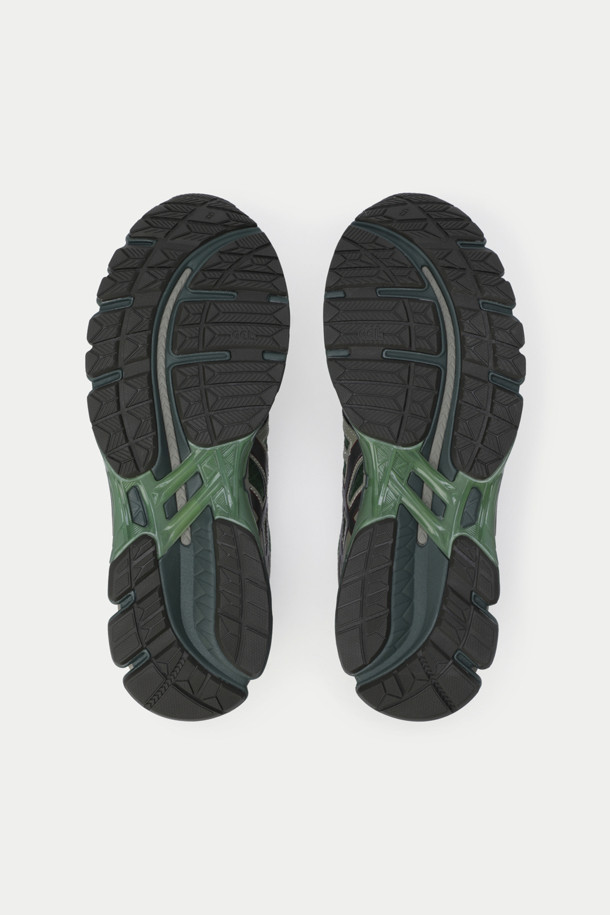 아식스 카야노 20 콜라보 남성 운동화는 그린과 그레이 컬러 조합으로 스포티, 캐주얼, 미니멀 스타일을 연출합니다. 라운드 앞코에 끈으로 여미는 디자인이며, 4cm 굽 높이의 운동화창으로 제작되었습니다. 봄, 여름, 가을 계절에 러닝 및 일상 용도로 적합하며, 젤 쿠셔닝 시스템과 인체공학적 디자인이 편안함을 제공합니다. 카야노 20주년 기념 모델로, 로고 패턴과 합성소재를 사용하여 내구성을 높였습니다. 러닝룩과 산책룩에 매치하여 스타일리시하게 연출할 수 있습니다.
