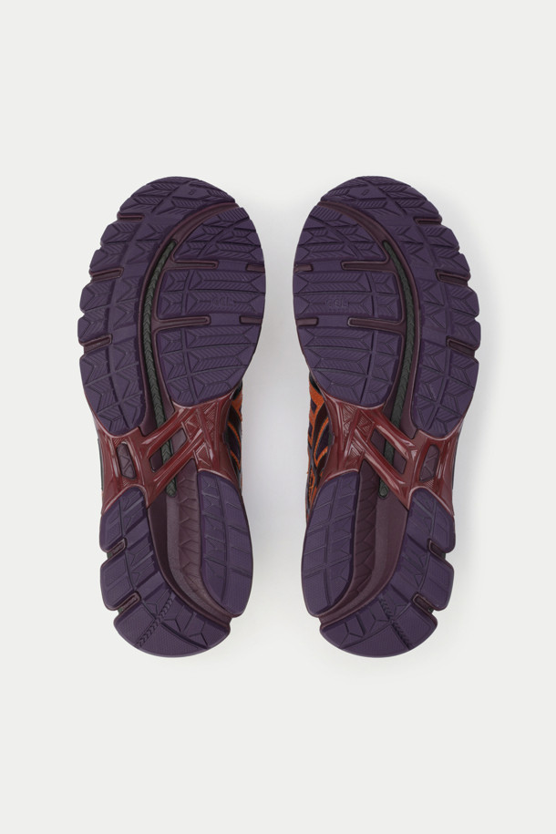 아식스 카야노 20 콜라보 남성 런닝화는 버건디, 오렌지, 네이비 3가지 색상으로 출시되었습니다. 4cm 굽 높이의 플랫 형태이며, 라운드 앞코 디자인으로 제작되었습니다. 합성가죽 소재를 사용하여 내구성을 높였고, GEL 쿠셔닝 시스템으로 편안한 착용감을 제공합니다. 카야노 20주년 기념 모델로, 끈으로 여미는 스타일이며, 스포티, 캐주얼, 미니멀한 러닝룩 연출에 적합합니다.
