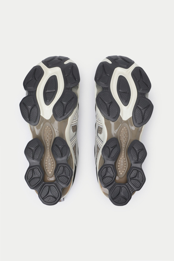 아식스 젤-퀀텀 키네틱은 남성용 운동화로, 스포츠 활동과 일상생활 모두에 적합하게 디자인되었습니다. 그레이와 화이트 색상으로 출시되었으며, 라운드 앞코와 4cm 통굽을 갖춘 스타일리시한 스니커즈입니다. 인조가죽, 메쉬, 고무 소재를 사용하여 제작되었으며, 젤 쿠셔닝 시스템, ASR-HX 아웃솔, INJECTION M8i 미드솔 기술을 적용하여 편안한 착용감을 제공합니다. 캐주얼, 스포티, 미니멀 스타일을 추구하는 분들께 산책룩, 피트니스룩으로 추천합니다.
