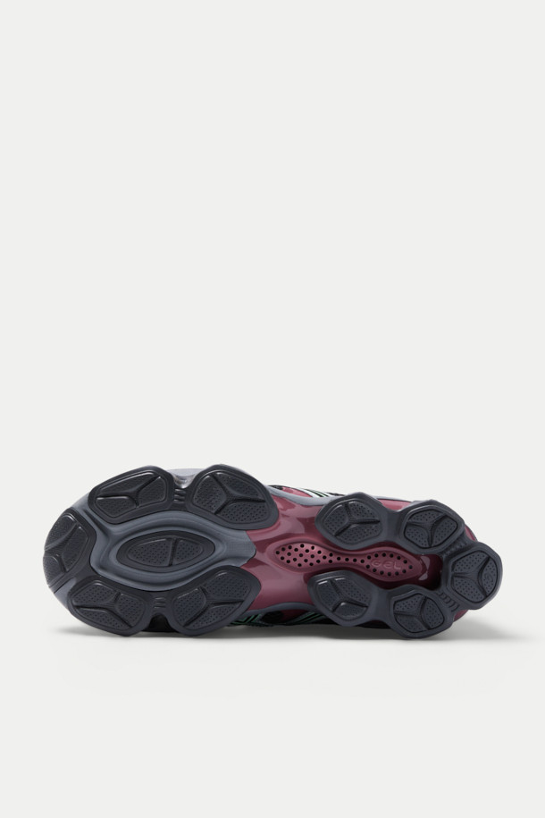 아식스 젤-퀀텀 키네틱은 남성용으로 출시된 프리미엄 스포츠 스타일 스니커즈입니다. 블랙, 그레이, 핑크, 민트 등 다채로운 색상으로 러닝과 일상생활 어디에서든 스타일리시하게 착용할 수 있습니다. 라운드 앞코 디자인에 끈으로 여미는 방식으로 편안한 착용감을 제공하며, 로고 패턴이 은은하게 포인트를 더합니다. 젤 쿠셔닝과 INJECTION M8i 미드솔을 통해 뛰어난 쿠셔닝과 안정성을 경험할 수 있으며, 사계절 내내 다양한 러닝룩을 연출할 수 있습니다.
