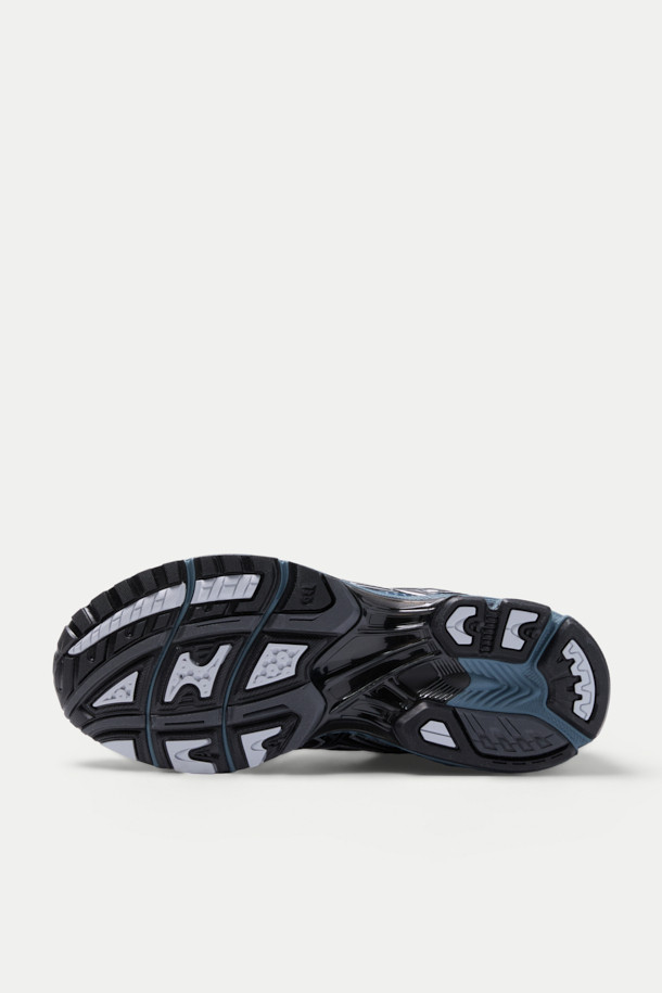 아식스 젤-님버스 10.1 남성 런닝화는 블루, 블랙, 화이트 색상으로 출시되어 러닝룩, 스포티, 캐주얼, 미니멀 스타일을 연출하기에 좋습니다. 라운드 앞코에 끈으로 여미는 디자인이며, 메쉬 소재를 사용하여 통기성을 높이고 경량성을 확보했습니다. 인조가죽, 합성섬유, 고무를 주요 소재로 사용했으며, EVA 미드솔과 비대칭 갑피 디자인으로 편안한 착용감을 제공합니다. 로고 패턴이 돋보이며 사계절 모두 활용 가능한 런닝화입니다.
