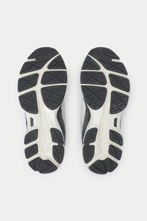 아식스 젤-NYC는 남성용 운동화로, 러닝과 일상생활 모두에 적합합니다. 화이트와 네이비 컬러로 출시되었으며, 라운드 앞코와 4cm 통굽 디자인이 특징입니다. 인조가죽, 합성섬유, 고무 등의 소재로 제작되었으며, 끈으로 간편하게 착용할 수 있습니다. 젤 쿠셔닝 시스템과 LIGHT SPEVA+N-SOLYTE 미드솔, GEL-CUMULUS 솔을 적용하여 편안한 착화감을 제공하며, 올드스쿨 감성의 디자인으로 캐주얼, 스포티, 미니멀 스타일을 연출할 수 있습니다.
