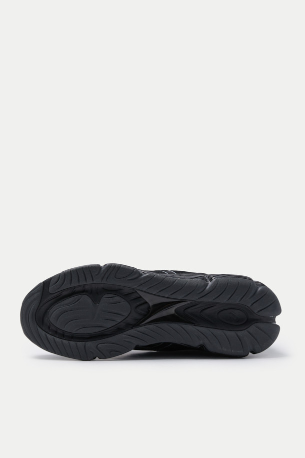 아식스 젤-퀀텀 360 VIII (ASICS GEL-QUANTUM 360 VIII)는 남성용 신발로, 러닝과 일상생활 모두에 적합합니다. 블랙 컬러의 라운드 앞코 디자인에 인조가죽, 합성섬유, 고무를 주요 소재로 사용했으며, 플랫 굽에 끈으로 여미는 스타일입니다. TRUSSTIC 기술, 안정감 강화, 역동적 디자인, ASR-HX 아웃솔, N-SOLYTE 미드솔 등의 특징을 갖추어 스포티, 미니멀, 캐주얼 룩에 잘 어울립니다. 사계절 모두 착용 가능하며, 로우탑 디자인으로 편안함을 더했습니다.
