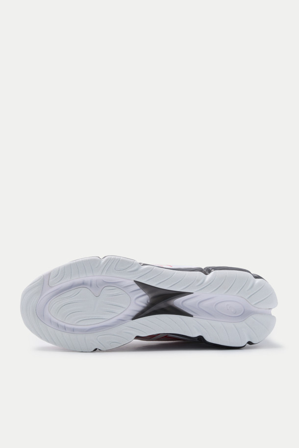 아식스 젤-퀀텀 360 VIII (ASICS GEL-QUANTUM 360 VIII) 남성용 러닝화입니다. 화이트와 핑크 색상으로 출시되어 러닝룩과 피트니스룩은 물론, 미니멀하고 스포티한 캐주얼 스타일에도 잘 어울립니다. 라운드 앞코에 끈으로 여미는 디자인이며, 인조가죽, 합성섬유, 고무 등 다양한 소재로 제작되었습니다. 중간 굽 높이에 운동화 굽 타입이며, TRUSSTIC 기술, 안정감 강화, ASR-HX 아웃솔, N-SOLYTE 미드솔이 적용되어 편안한 착화감을 제공합니다. 로고 패턴으로 디자인되었습니다.
