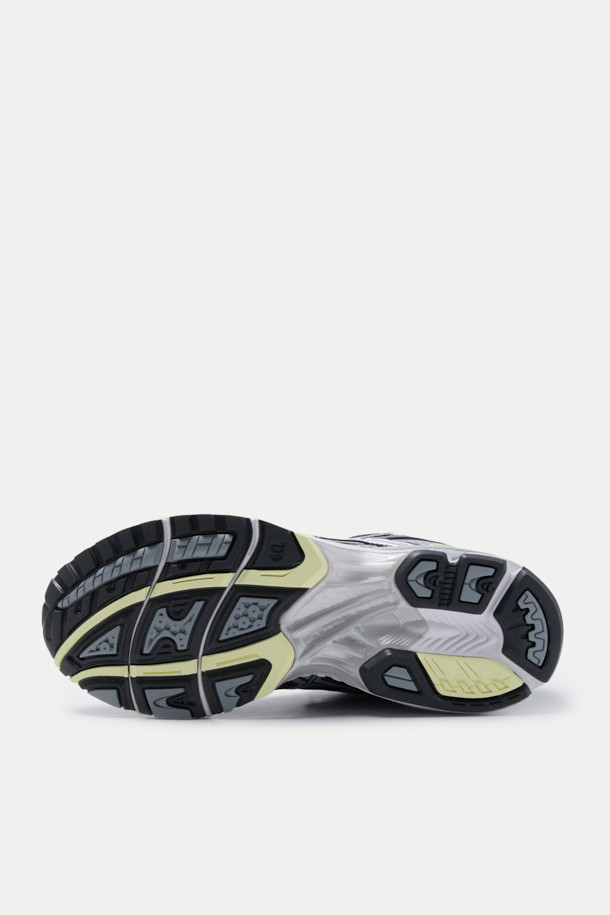 아식스 젤-님버스 10.1 남성 러닝화는 스포티, 미니멀, 레트로 스타일을 결합한 디자인입니다. 화이트, 블랙, 실버 컬러로 출시되었으며, 사계절 착용 가능합니다. 라운드 앞코에 인조가죽, 합성섬유, 고무, EVA 소재를 사용하여 제작되었으며, 중간 굽 높이에 러닝화 굽 타입입니다. 쿠셔닝과 통기성이 뛰어나며, 오픈 메쉬 디자인과 비대칭 갑피 디자인으로 기능성을 높였습니다. 2000년대 후반 미학을 재해석한 로고 패턴이 특징이며, 끈으로 간편하게 조절 가능합니다.
