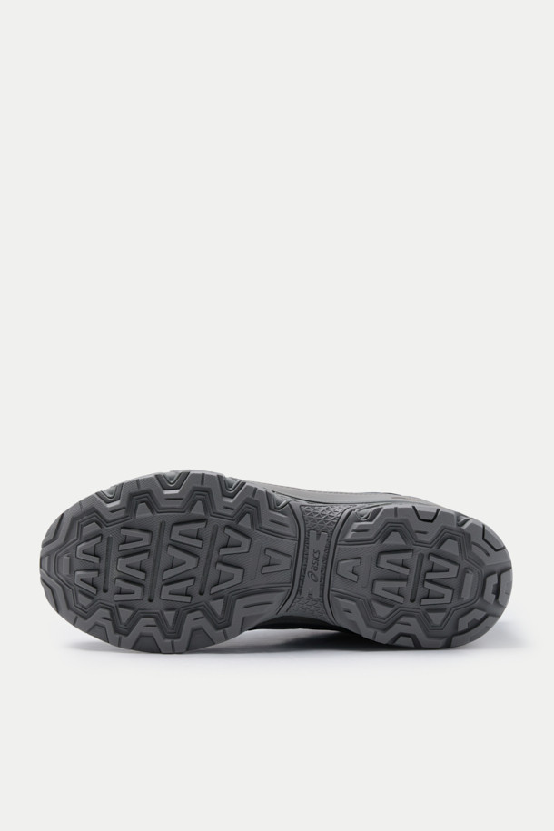 ASICS 젤-벤처 6 쉴드 남성용 신발은 트레일러닝과 일상생활 모두에 적합한 다목적 모델입니다. 그레이와 블루 두 가지 색상으로 출시되었으며, 라운드 앞코 디자인과 끈으로 여미는 스타일을 갖췄습니다. PU, 메쉬, 고무, EVA 등 다양한 소재를 사용하여 제작되었으며, 플랫 굽과 로우탑 디자인으로 편안한 착용감을 제공합니다. 캐주얼, 스포티, 미니멀 스타일을 선호하는 남성분들께 적합하며, 기능성을 강조한 디자인으로 러닝룩과 산책룩 연출에 용이합니다.
