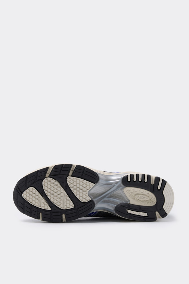 ASICS 젤 DS 트레이너 14는 남성 러닝을 위한 운동화입니다. 그레이와 블루 컬러의 조화가 돋보이며, 사계절 모두 착용 가능합니다. 라운드 앞코에 인조가죽, 합성섬유, 고무, EVA 소재를 사용하여 편안함과 내구성을 높였습니다. 쿠셔닝과 통기 기능으로 쾌적한 러닝을 지원하며, 스포티하고 미니멀한 러닝룩을 연출합니다. 끈으로 여미는 로우탑 디자인에 경량성을 더해 활동성을 극대화했습니다.
