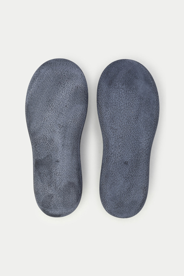 **COMMUNS 시그니처 슈즈**

COMMUNS 시그니처 슈즈는 티베트 전통 슈즈에서 영감을 받아 디자인된 남성용 하이탑 스니커즈입니다. 블랙 컬러에 무지 패턴으로 미니멀하고 시크한 스타일을 연출하며, 빈티지 가공 처리가 돋보이는 제품입니다. 밑창은 과장된 디자인으로 포인트를 주었으며, 레이스업 잠금장치로 편안하게 착용할 수 있습니다. 고무 소재의 플랫 굽으로 제작되어 편안한 착용감을 제공하며, 지퍼 여밈의 양말 구조로 독특함을 더했습니다. 일상, 여행, 산책 등 다양한 TPO에 캐주얼, 미니멀, 스트리트 스타일을 연출하기 좋습니다. 신발 안창에는 브랜드 로고가 각인되어 있습니다.