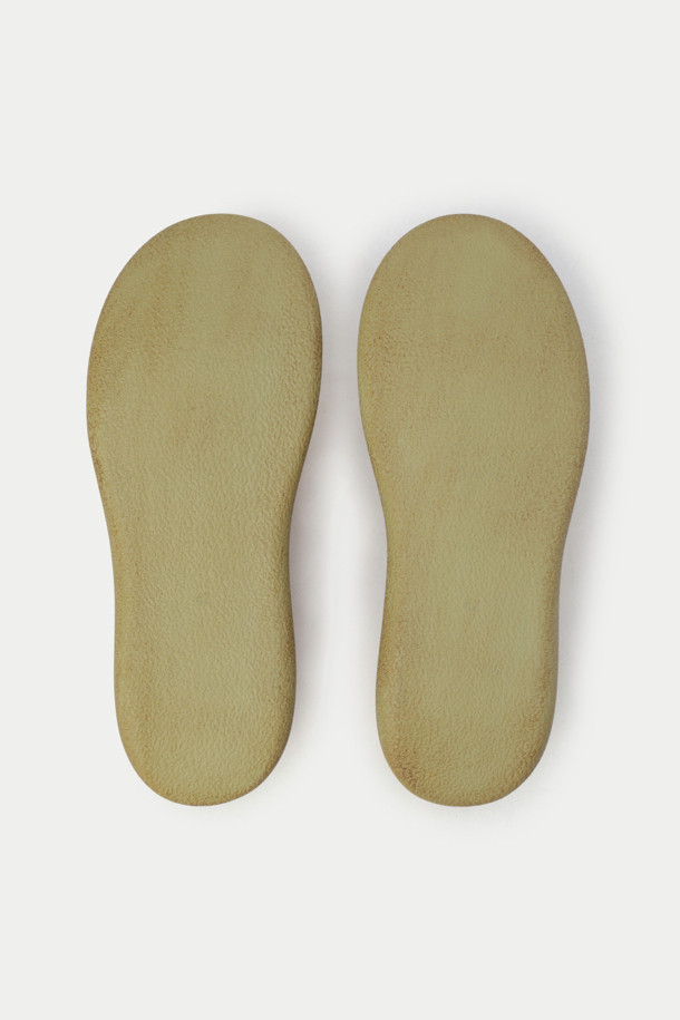 COMMUNS (커먼스) 시그니처 슈즈는 티베트 전통 슈즈에서 영감을 받아 제작된 남성용 신발입니다. 라운드 앞코 디자인에 빈티지 가공 처리로 은은한 멋을 더했으며, 과장된 밑창 디자인이 특징입니다. 일상생활은 물론, 동네 마실룩과 캐주얼, 미니멀, 스트리트 스타일에 매치하기 좋습니다. 브랜드 로고가 새겨진 안창과 지퍼 여밈 양말 구조로 편안함과 스타일을 동시에 만족시킵니다. 사계절 내내 즐겨 신을 수 있는 데일리 슈즈를 경험해 보세요.
