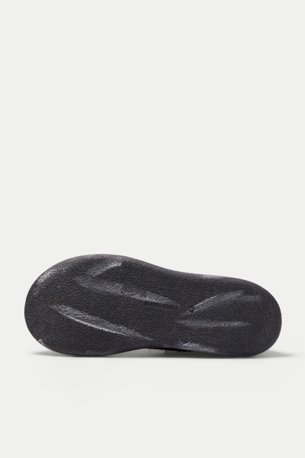 COMMUNS(커먼스) 시그니처 레더 슈즈는 남성용 신발로, 브라운 컬러의 라운드 앞코 디자인이 특징입니다. 부드러운 레더 소재로 제작되었으며, 플랫 굽에 와이드한 발볼로 편안한 착화감을 제공합니다. 일상, 출근룩, 비즈니스 캐주얼에 잘 어울리며, 클래식, 미니멀, 캐주얼 스타일을 연출하기 좋습니다. 전통적인 수공 디테일과 굵은 스티치 디테일이 돋보이며, 로우탑 디자인과 집업 여밈으로 세련된 디자인을 완성했습니다.
